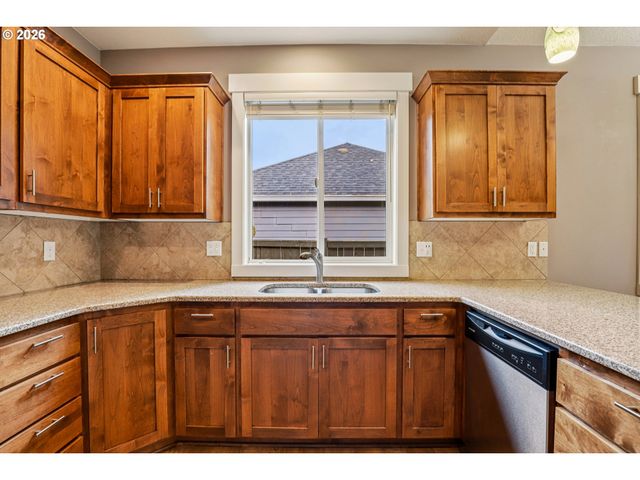 1020 N JUNIPER St, Canby, OR 97013