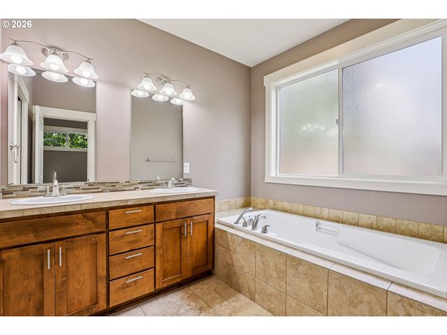 1020 N JUNIPER St, Canby, OR 97013