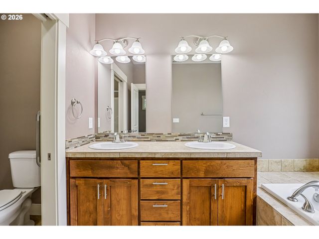 1020 N JUNIPER St, Canby, OR 97013