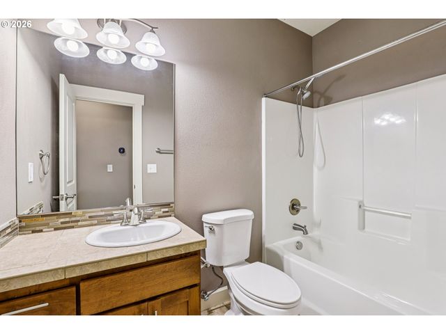 1020 N JUNIPER St, Canby, OR 97013