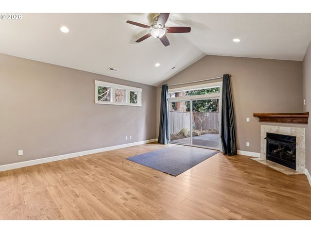 1020 N JUNIPER St, Canby, OR 97013