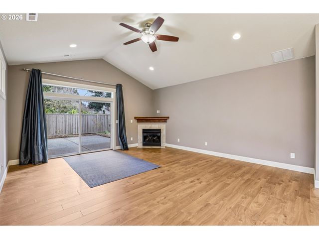 1020 N JUNIPER St, Canby, OR 97013