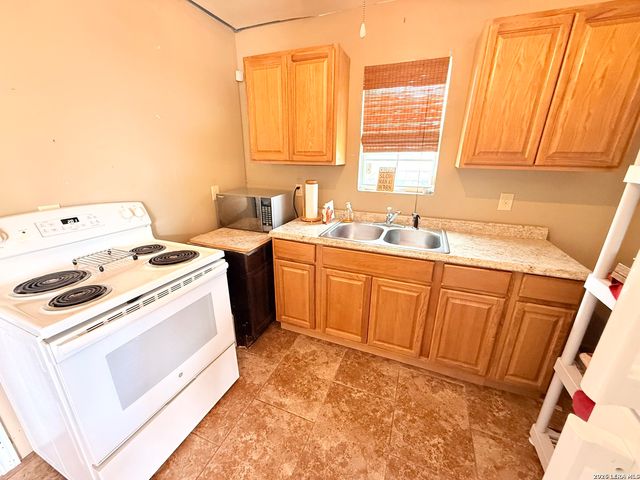738 LAKESHORE DR S, Bandera, TX 78003