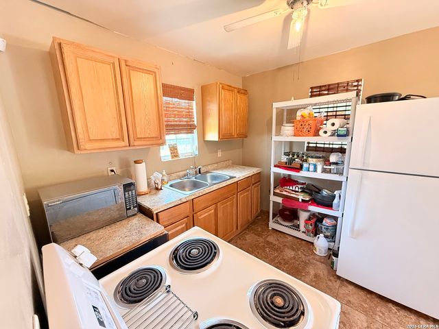 738 LAKESHORE DR S, Bandera, TX 78003