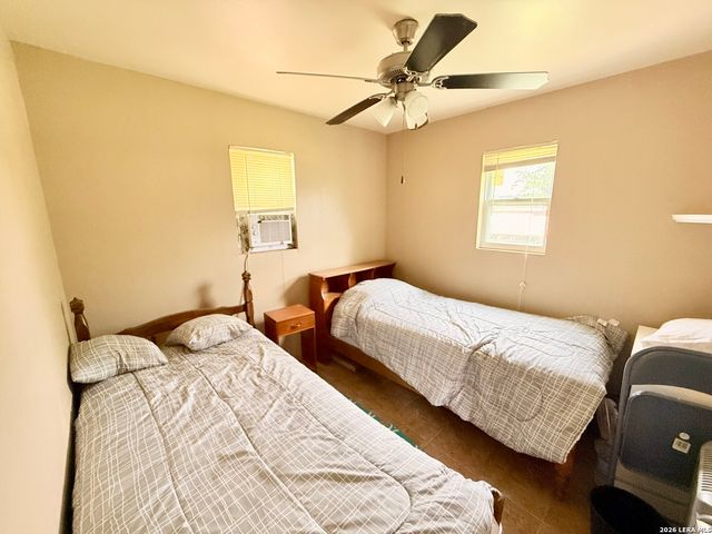 738 LAKESHORE DR S, Bandera, TX 78003