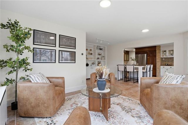 425 W 49th Terrace, Kansas City, MO 64112