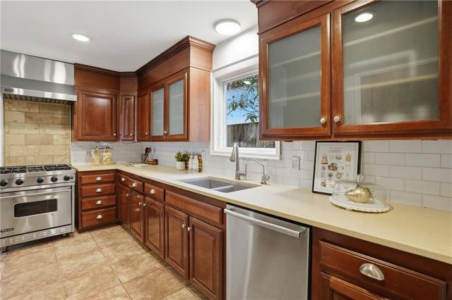 425 W 49th Terrace, Kansas City, MO 64112