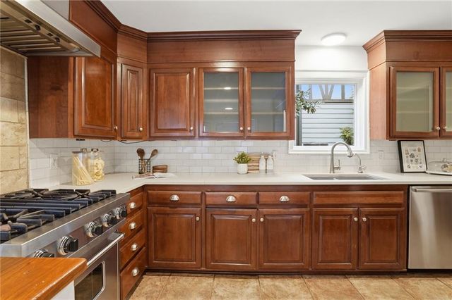 425 W 49th Terrace, Kansas City, MO 64112