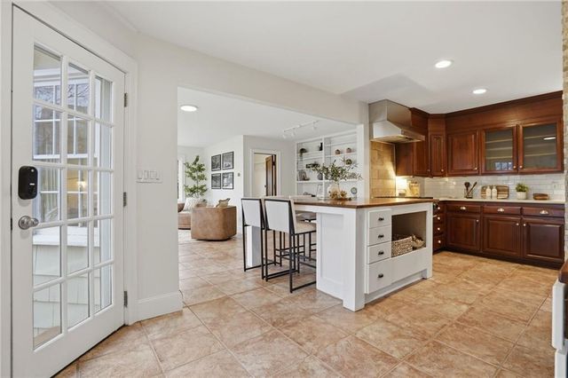 425 W 49th Terrace, Kansas City, MO 64112