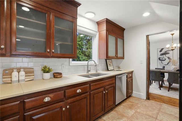 425 W 49th Terrace, Kansas City, MO 64112