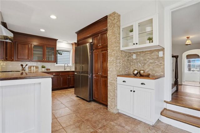 425 W 49th Terrace, Kansas City, MO 64112