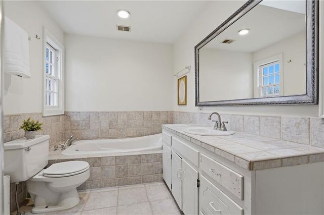 425 W 49th Terrace, Kansas City, MO 64112