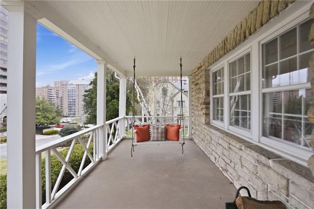 425 W 49th Terrace, Kansas City, MO 64112