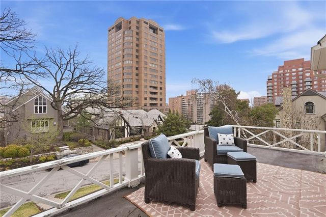 425 W 49th Terrace, Kansas City, MO 64112