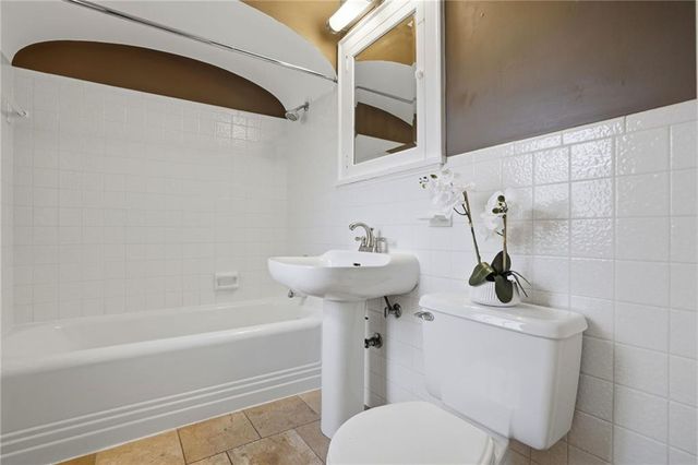 425 W 49th Terrace, Kansas City, MO 64112