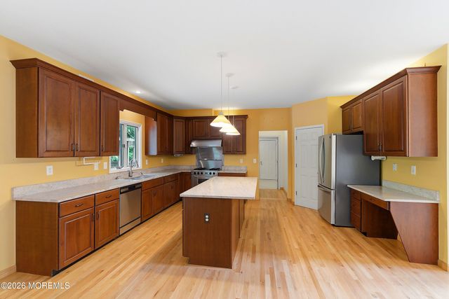 5 Ivy Court, Millstone, NJ 08535