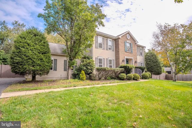 6 FOUNTAIN DR, Somerset, NJ 08873