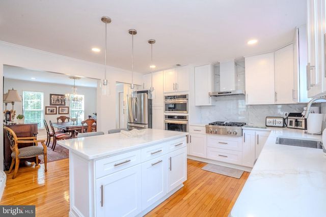 6 FOUNTAIN DR, Somerset, NJ 08873
