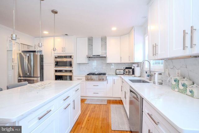 6 FOUNTAIN DR, Somerset, NJ 08873