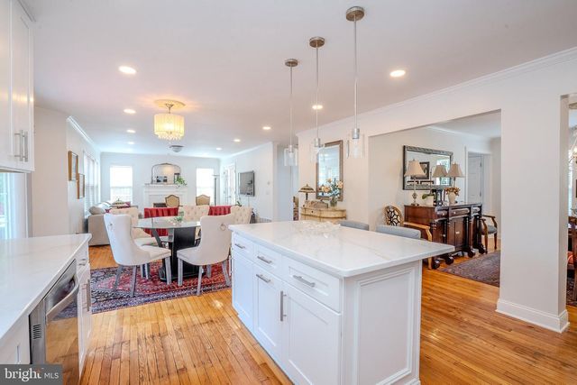 6 FOUNTAIN DR, Somerset, NJ 08873