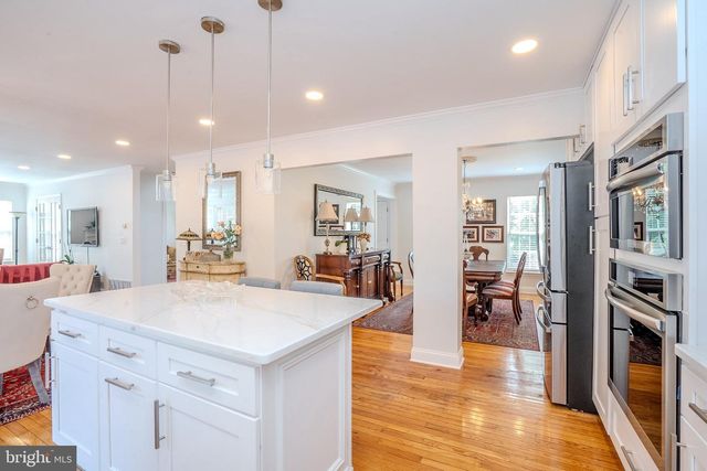 6 FOUNTAIN DR, Somerset, NJ 08873