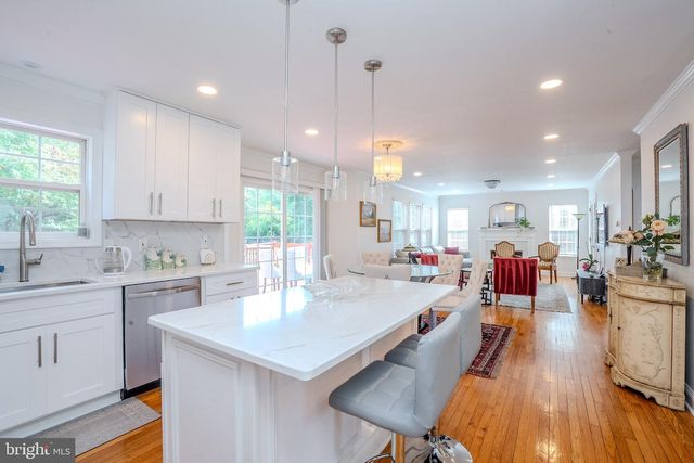 6 FOUNTAIN DR, Somerset, NJ 08873
