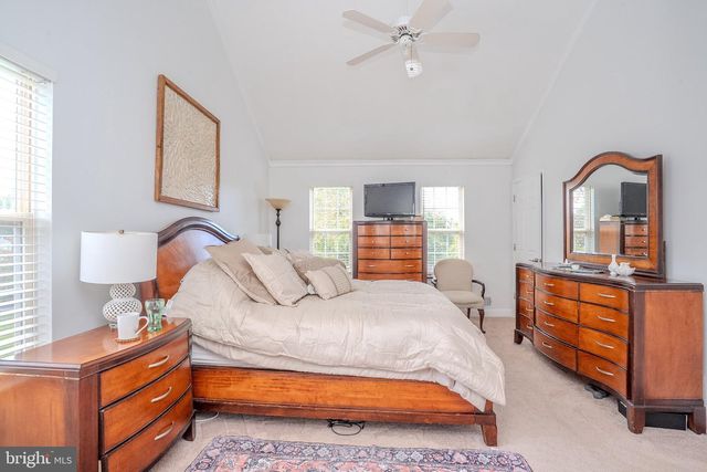 6 FOUNTAIN DR, Somerset, NJ 08873