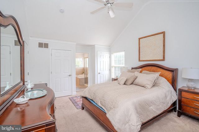 6 FOUNTAIN DR, Somerset, NJ 08873