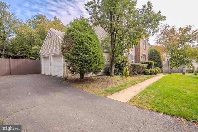 6 FOUNTAIN DR, Somerset, NJ 08873