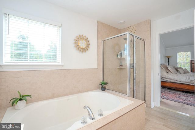 6 FOUNTAIN DR, Somerset, NJ 08873