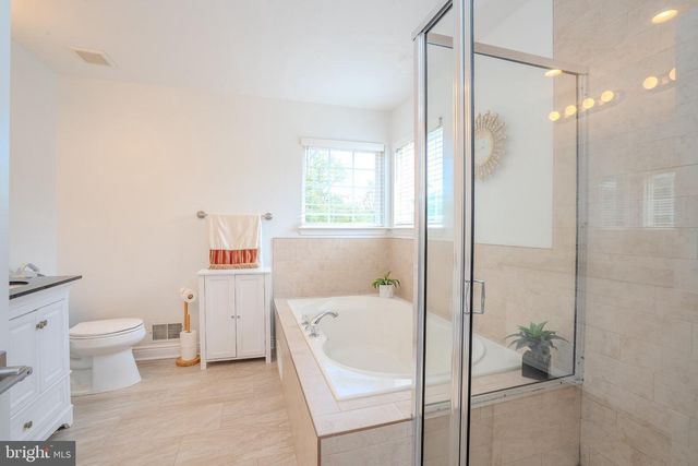6 FOUNTAIN DR, Somerset, NJ 08873