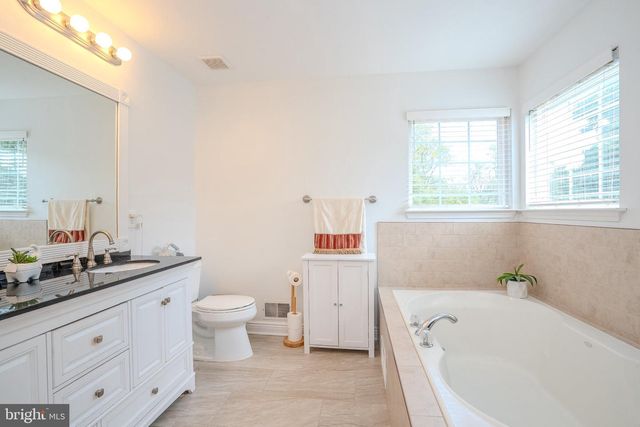 6 FOUNTAIN DR, Somerset, NJ 08873
