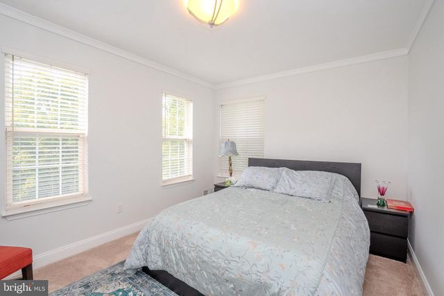 6 FOUNTAIN DR, Somerset, NJ 08873