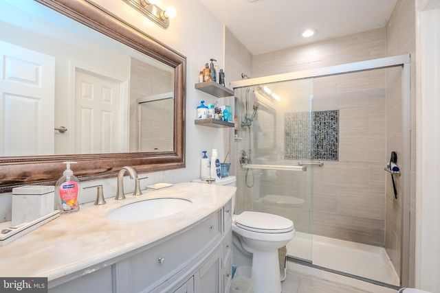 6 FOUNTAIN DR, Somerset, NJ 08873
