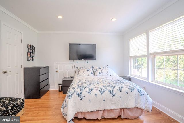 6 FOUNTAIN DR, Somerset, NJ 08873