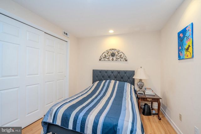 6 FOUNTAIN DR, Somerset, NJ 08873