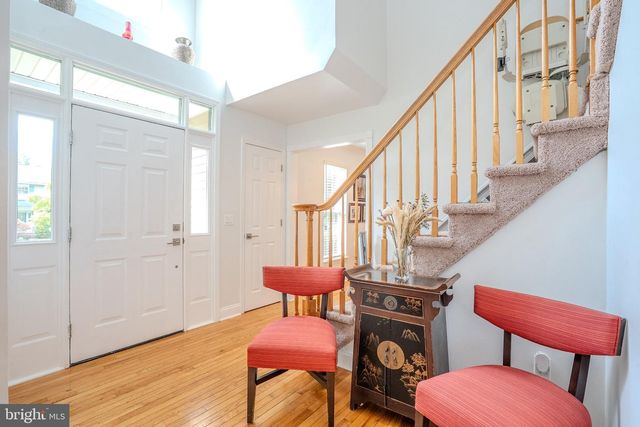 6 FOUNTAIN DR, Somerset, NJ 08873