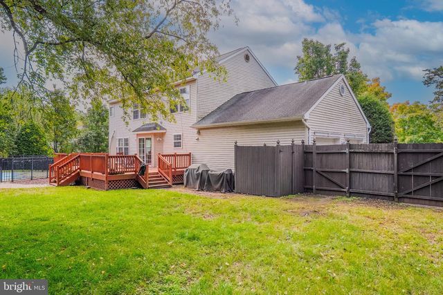 6 FOUNTAIN DR, Somerset, NJ 08873