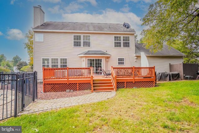 6 FOUNTAIN DR, Somerset, NJ 08873