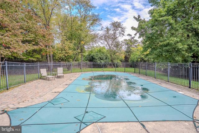 6 FOUNTAIN DR, Somerset, NJ 08873