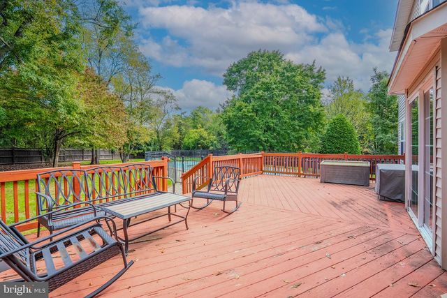 6 FOUNTAIN DR, Somerset, NJ 08873
