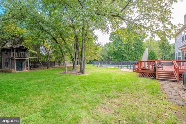 6 FOUNTAIN DR, Somerset, NJ 08873