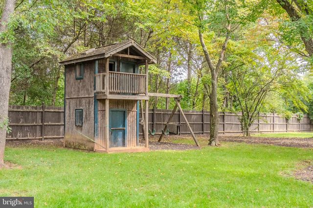 6 FOUNTAIN DR, Somerset, NJ 08873