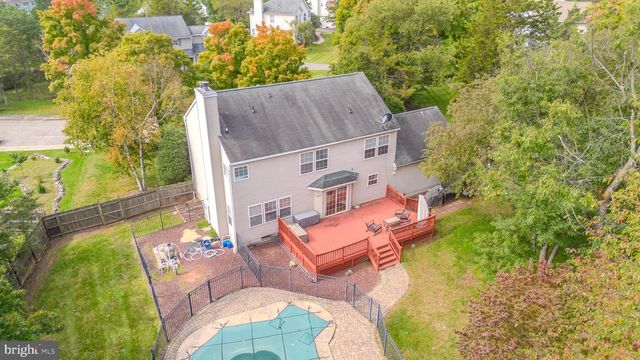 6 FOUNTAIN DR, Somerset, NJ 08873