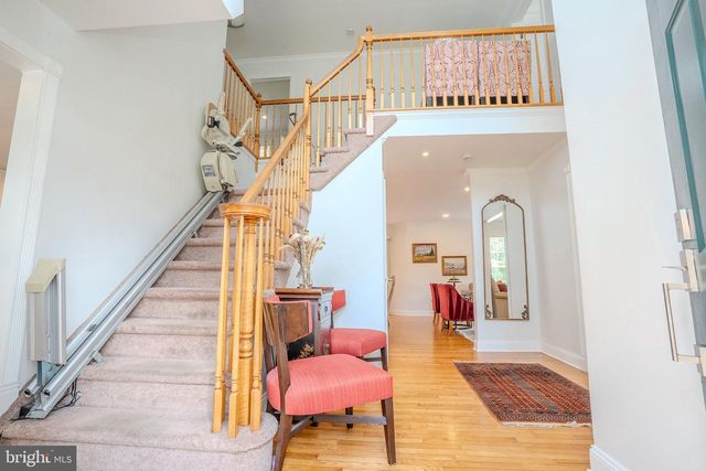 6 FOUNTAIN DR, Somerset, NJ 08873