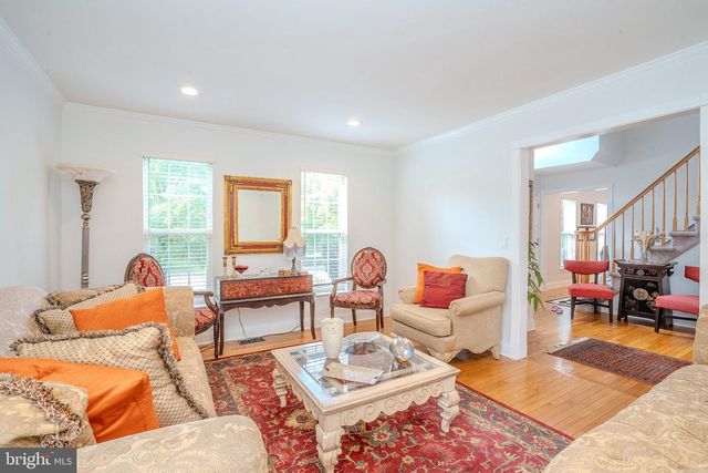 6 FOUNTAIN DR, Somerset, NJ 08873