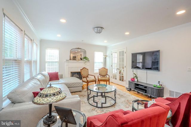 6 FOUNTAIN DR, Somerset, NJ 08873
