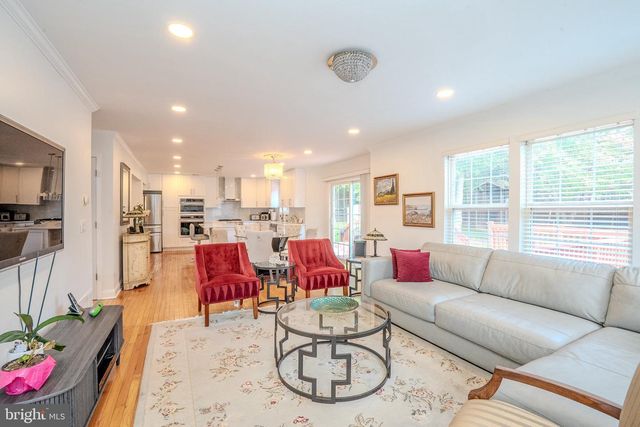 6 FOUNTAIN DR, Somerset, NJ 08873