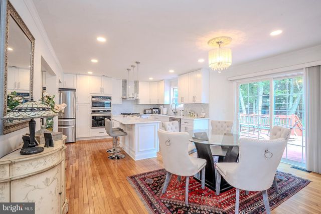6 FOUNTAIN DR, Somerset, NJ 08873