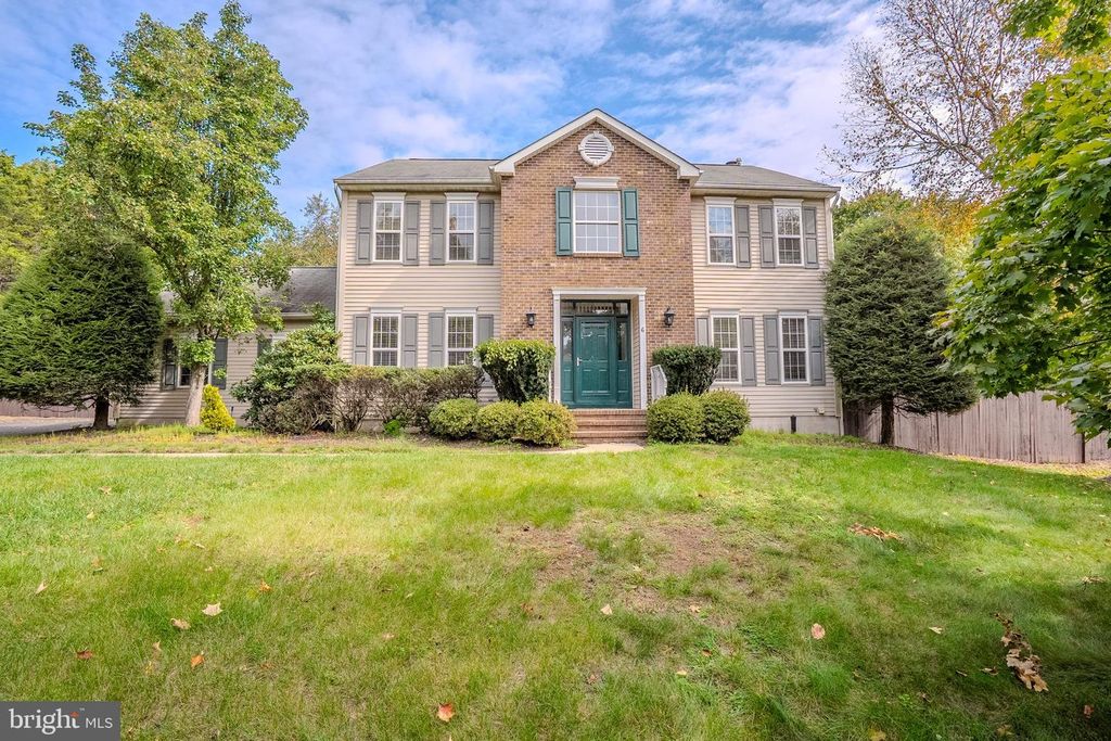 6 FOUNTAIN DR, Somerset, NJ 08873
